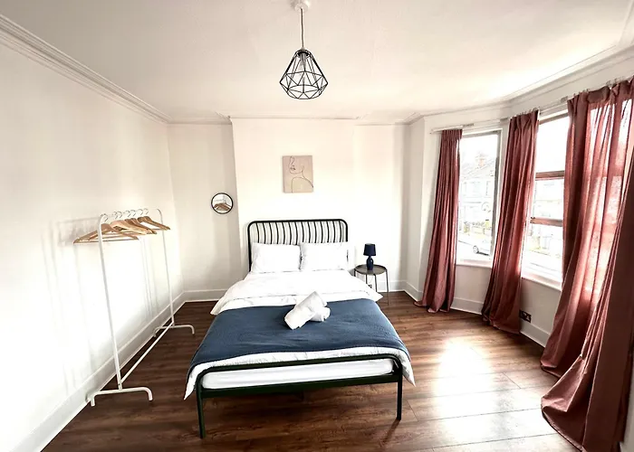 Charming, Renovated Residence In Willesden Green