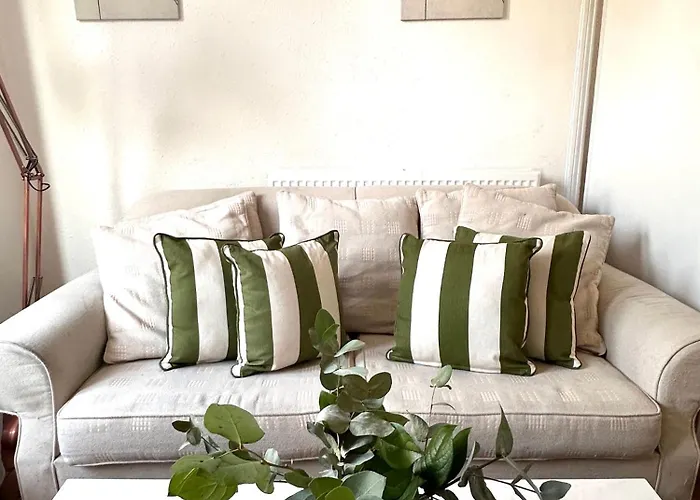 Charming, Renovated Residence In Willesden Green